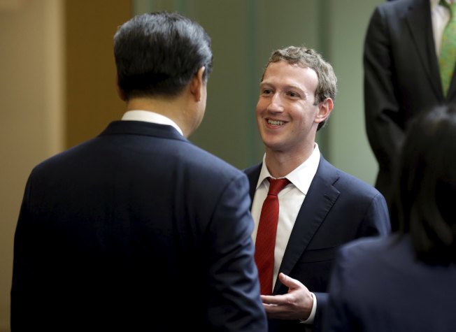 Chinese President Xi Jinping (L) talks with Facebook Chief Executive Mark Zuckerberg during a gathering of CEOs and other executives at Microsoft's main campus in Redmond, Washington September 23, 2015. REUTERS/Ted S. Warren/Pool