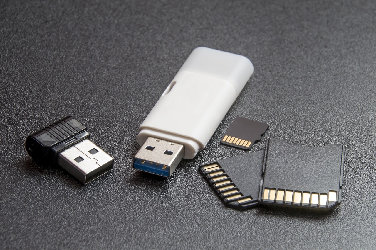 flasi drive and other external drives on the table 